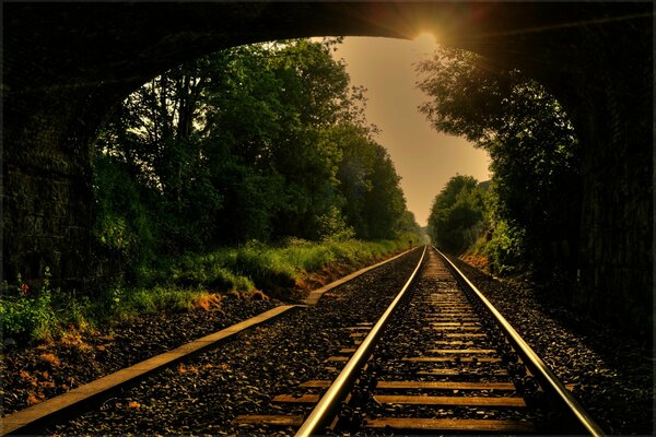 Les rayons du soleil frappent l arche et le chemin de fer