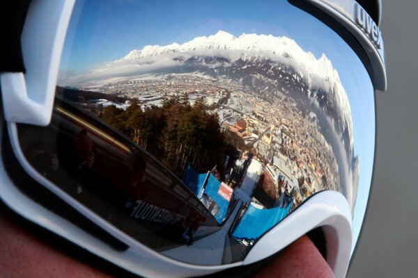 Riflesso negli occhiali di una città invernale innevata