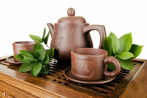 Глиняные чайник и чашки для заварки чая