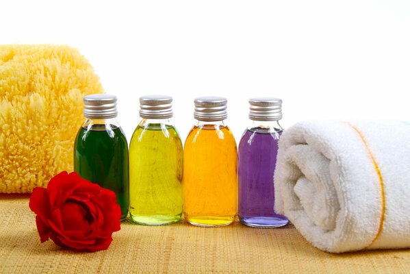 Productos de Spa de colores brillantes en botellas con toallas