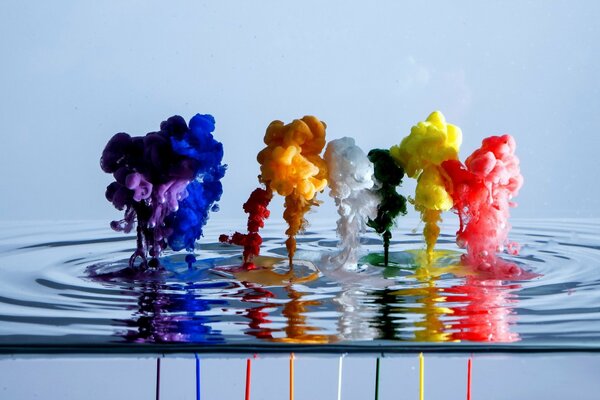 Los colores de pintura saturados caen en el agua