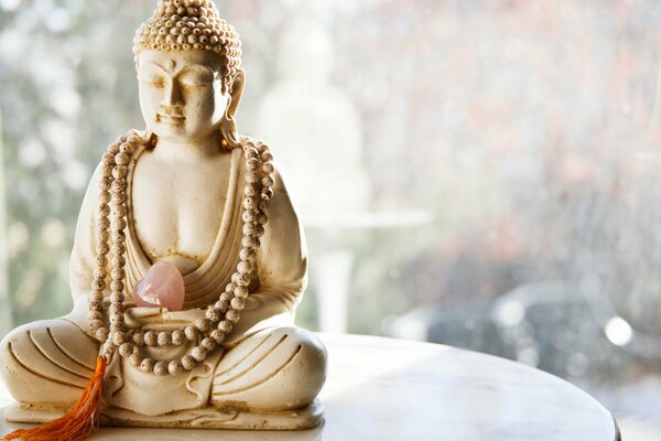Figurine de Bouddha avec coeur faite de pierre