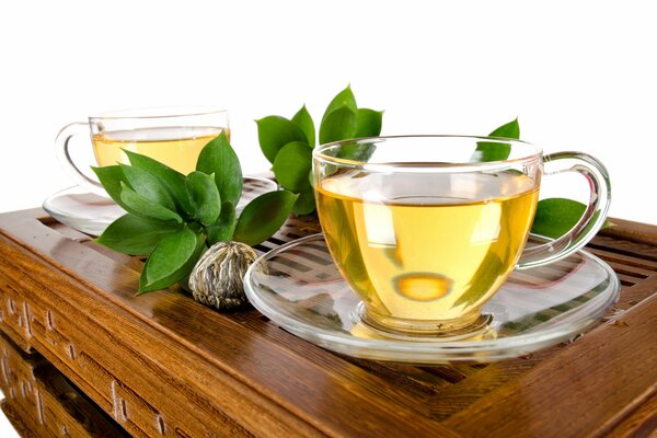 Tasses transparentes avec du thé vert sur fond blanc