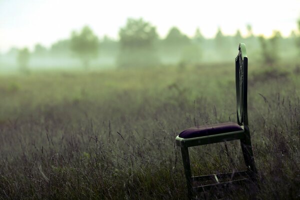 Una silla en la niebla como un engaño blanco