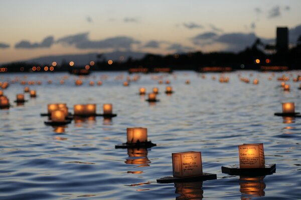 Magnifique cadre de bougies sur l eau