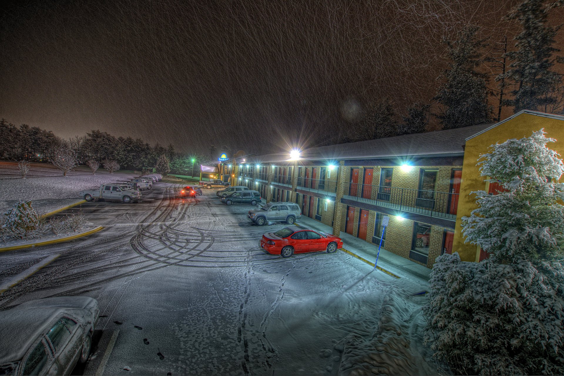 hotel parcheggio automobili neve sera tracce