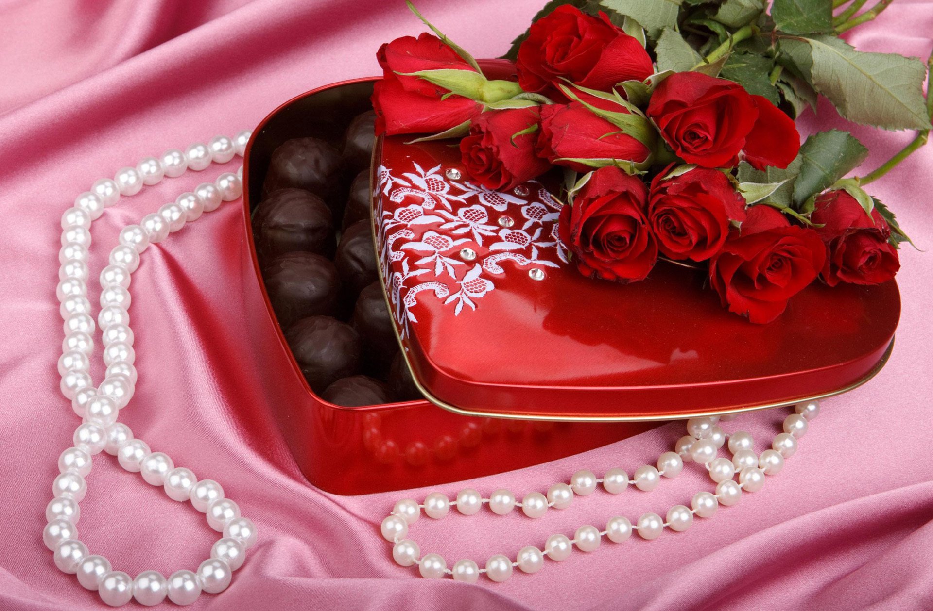 roses rose rouge bouquet fleurs bourgeons pétales bonbons bonbons chocolat nourriture perles perles bijoux perles soie strass paillettes coeur coeur boîte de bonbons avec des bonbons cadeau amour