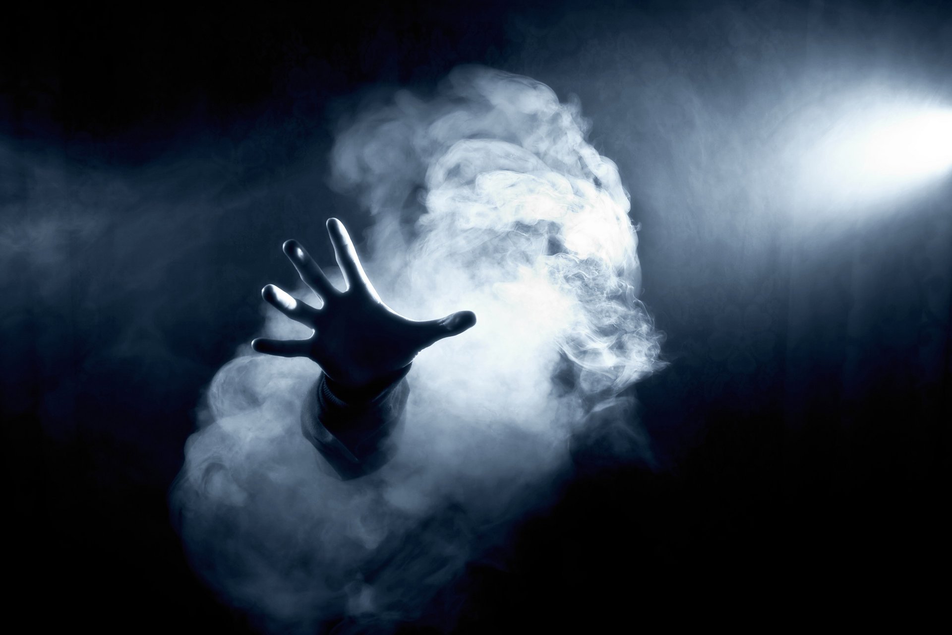 fantasma mano humo linternas espeluznante horror miedo mano luz espeluznante