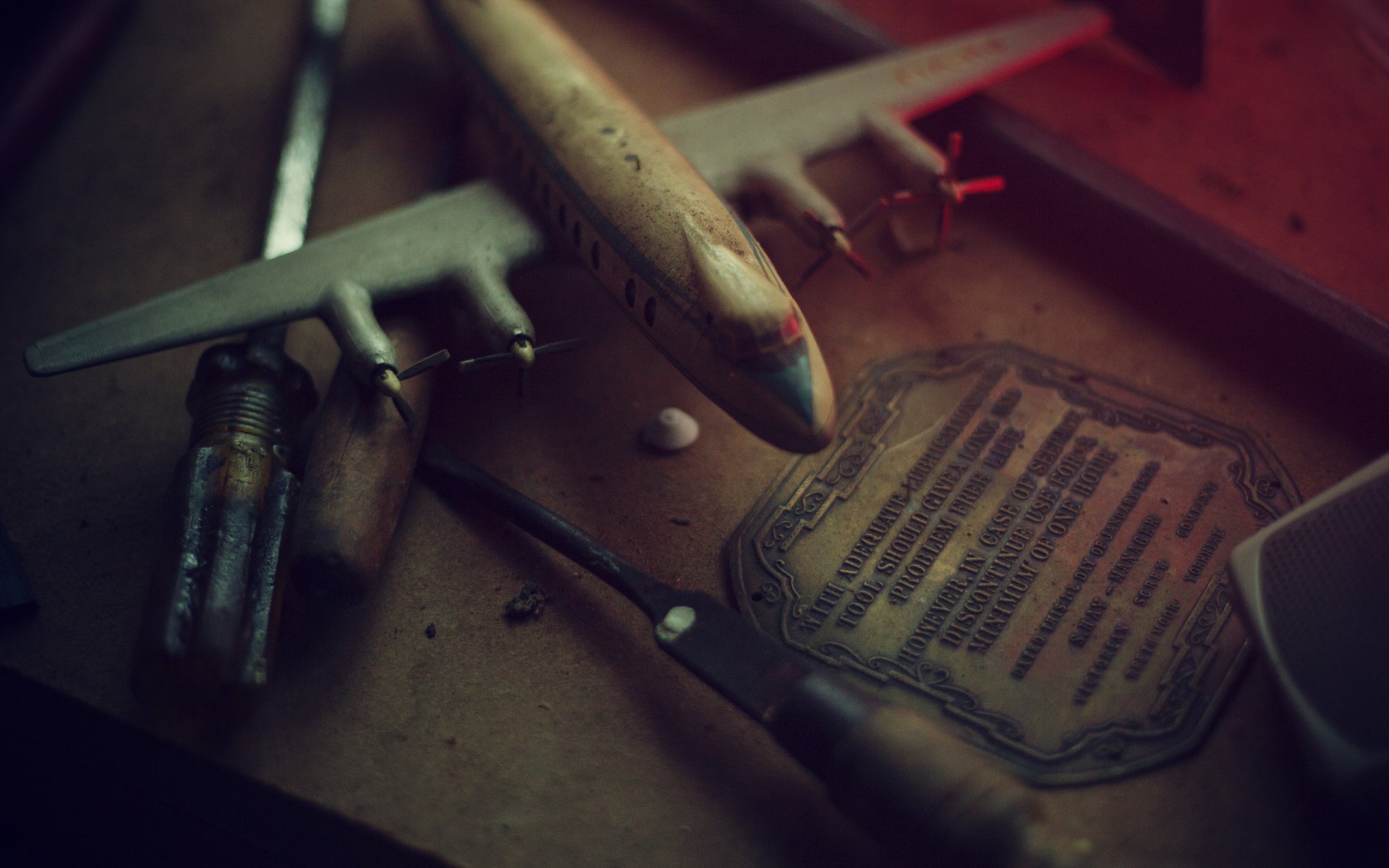 atelier bois modèle avion outils rétro photo divers couleur lumière papier peint