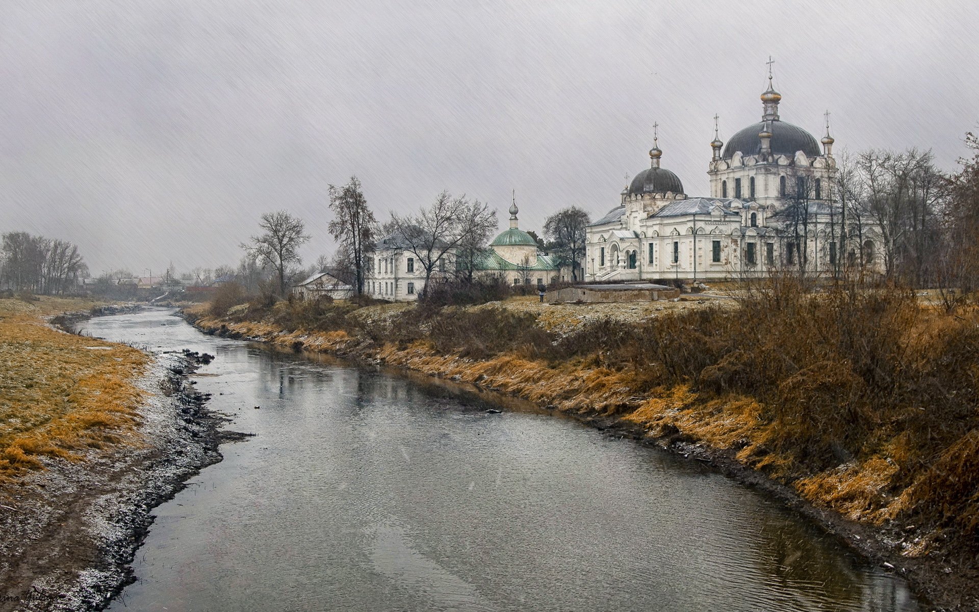 temple rivière pluie