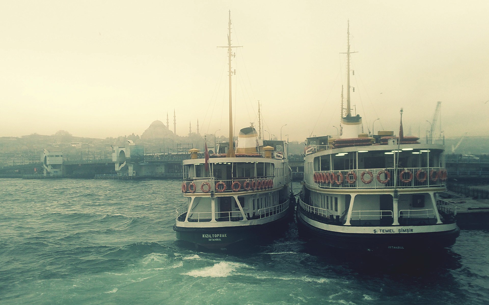 barcos muelle niebla