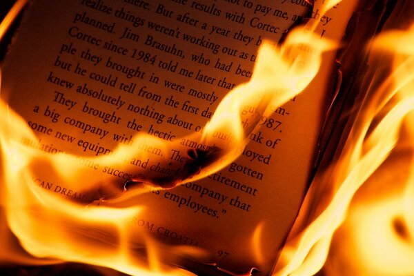 Libro in fiamme girato in macro