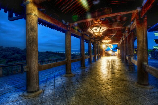 Evening view of the corridor with lanterns