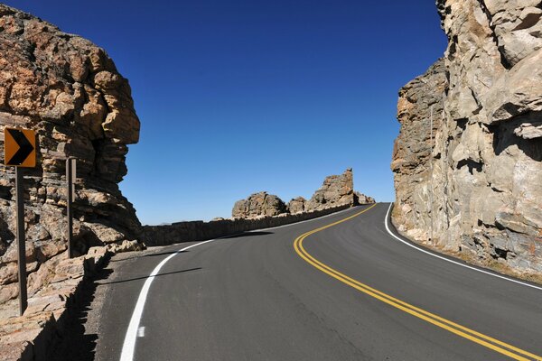 Route large et spacieuse avec une vue imprenable sur les montagnes et le ciel