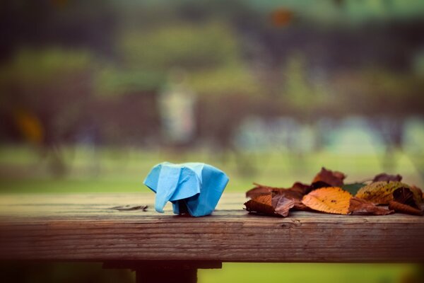 Origami-Herbst auf einer Bank