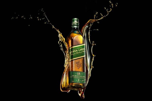 Green label johnny walker Whisky auf schwarzem hintergrund