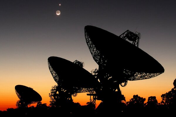 Paraboliczna antena radioteleskopu w poszukiwaniu Księżyca i Wenus