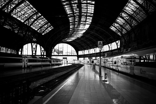 Foto in bianco e nero della ferrovia sui binari