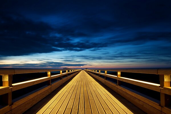 Bellissimo paesaggio con tramonto sullo sfondo del ponte