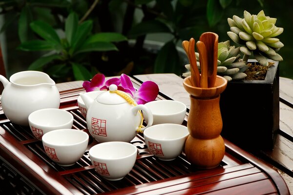 Stillleben einer Teekanne mit Tassen im Osten