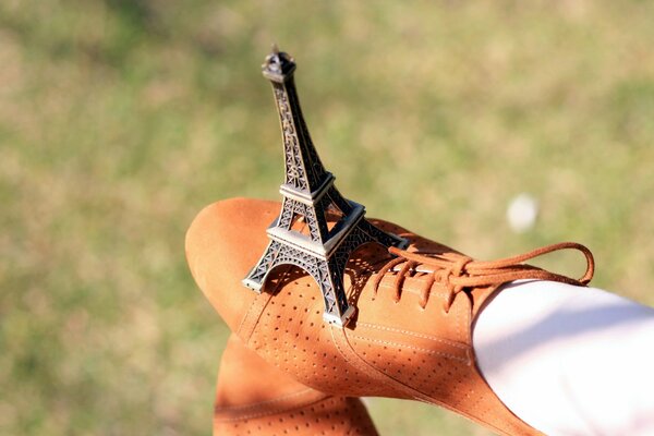 Mini torre Eiffel en el zapato
