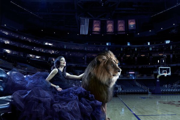 Девушка в платье и лев на баскетбольной арене