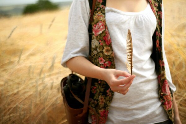 Stray chica con una pluma en el campo