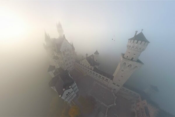 Castello di Neuschwanstein in una forte nebbia