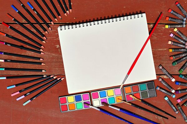 Lápices de colores y pinturas para dibujar