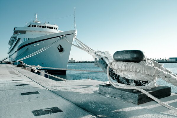 Carabela en el muelle en azul grisáceo