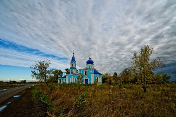 Temple russe au milieu de la route