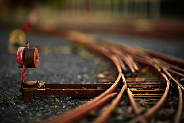 Flecha de viaje en la bifurcación del ferrocarril