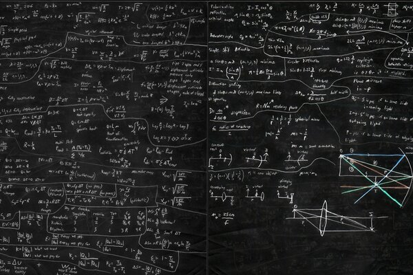 Auf einer dunkelgrauen Tafel sind viele mathematische Formeln mit Kreide geschrieben