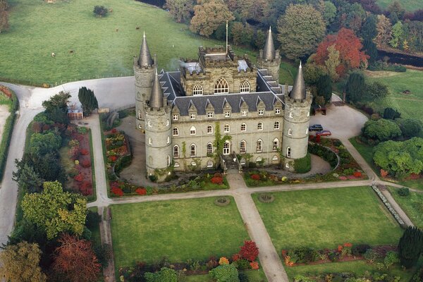 Hermoso castillo con un Prado junto al río