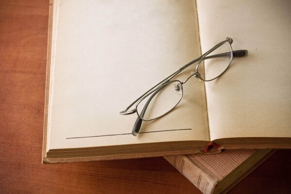 Les lunettes se trouvent sur le livre ouvert