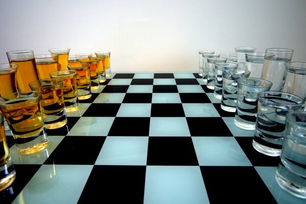 Juego de ajedrez con bebidas alcohólicas