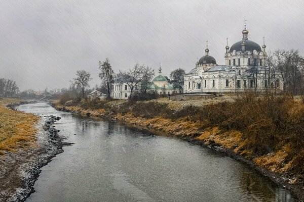 Temple sur la rive de la rivière sous la pluie