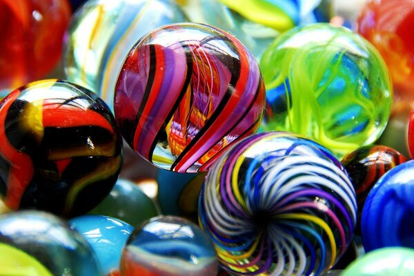 Bolas multicolores de cristal de Marbles
