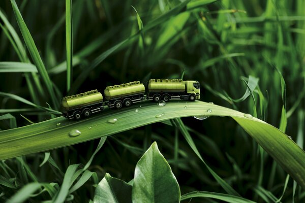 Zielona maszyna na zielonym źdźble trawy
