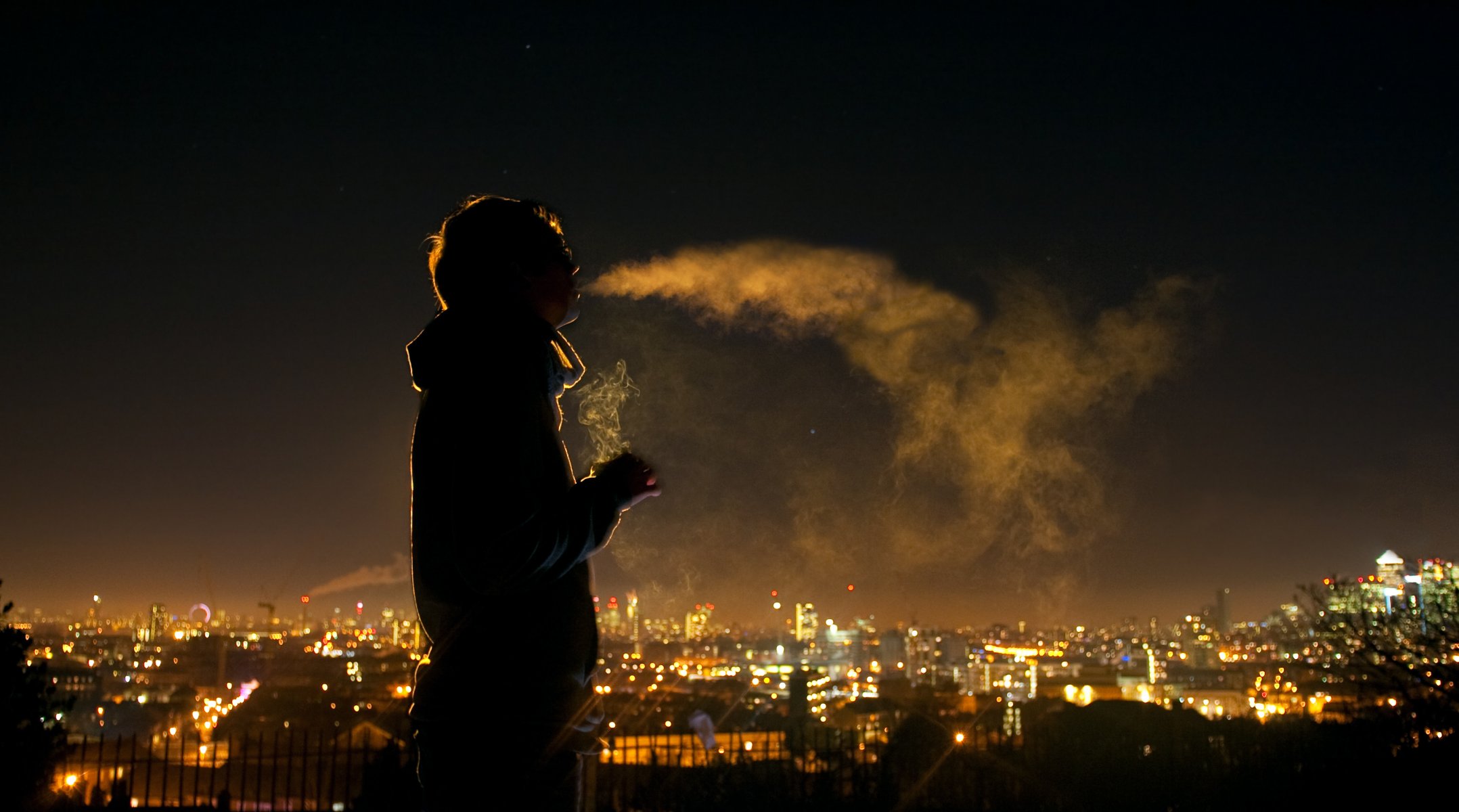 nuit ville fumée silhouette