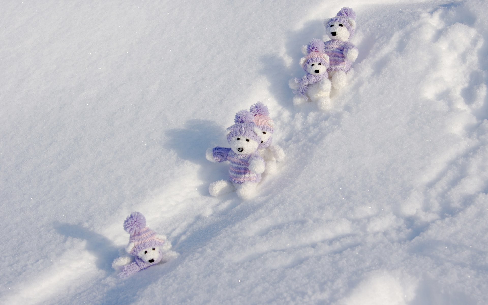 hiver neige congères étincelles ours en peluche blanc oursons jouets mignons ombres vêtements pull bonnet rayures