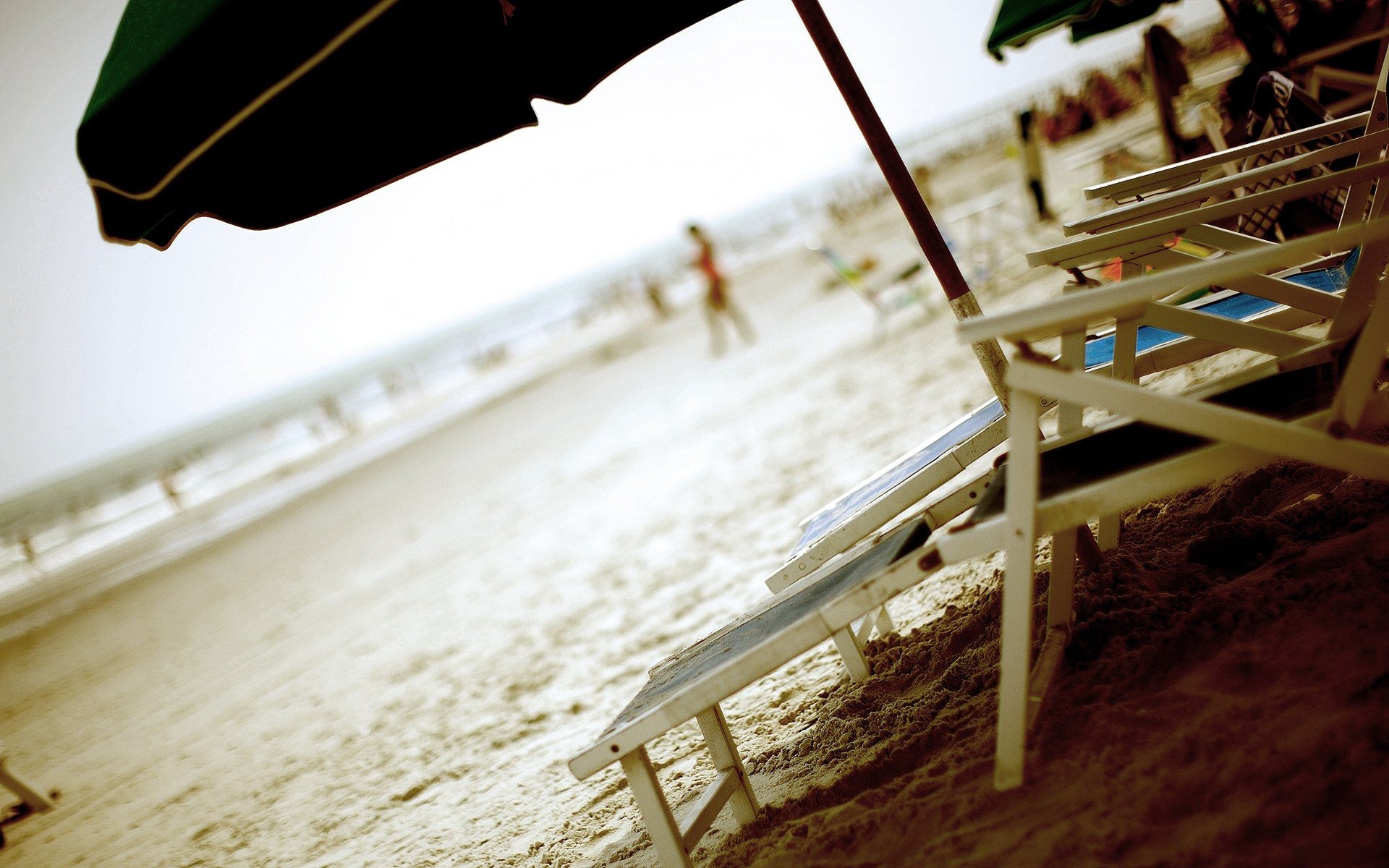 plaża piasek leżaki parasol lato