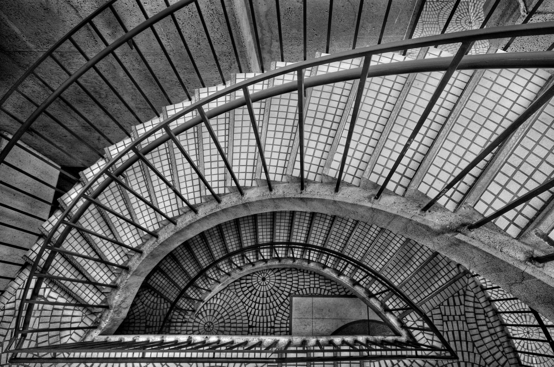 escalera peldaños blanco y negro