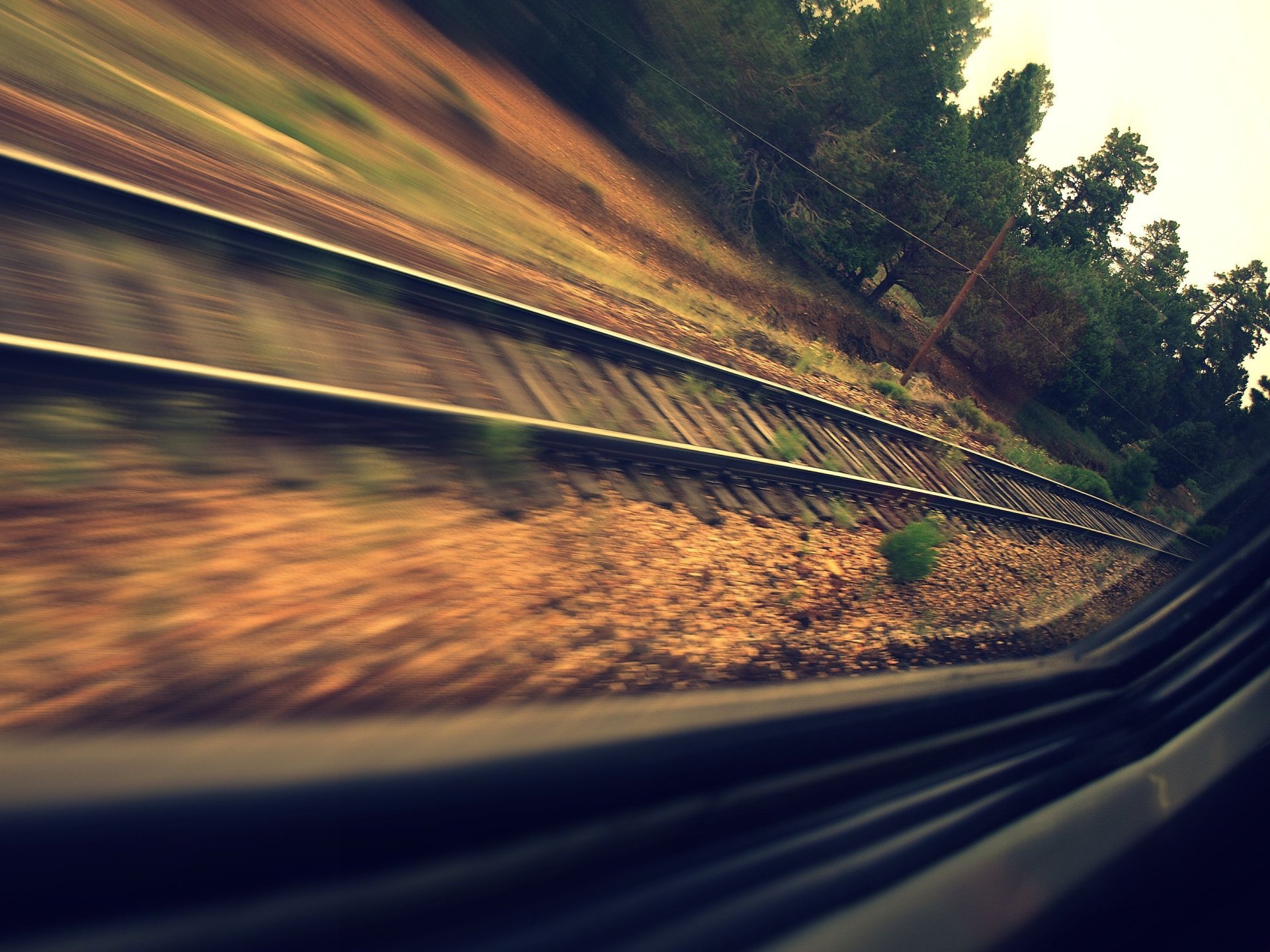 tren ventana carriles durmientes camino bosque velocidad