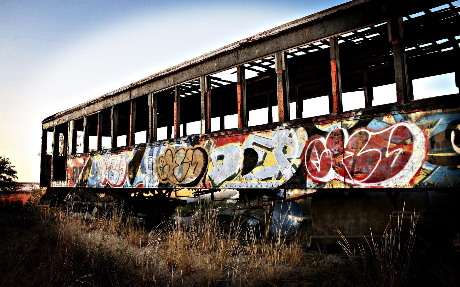 vagón tranvía graffiti abandonado