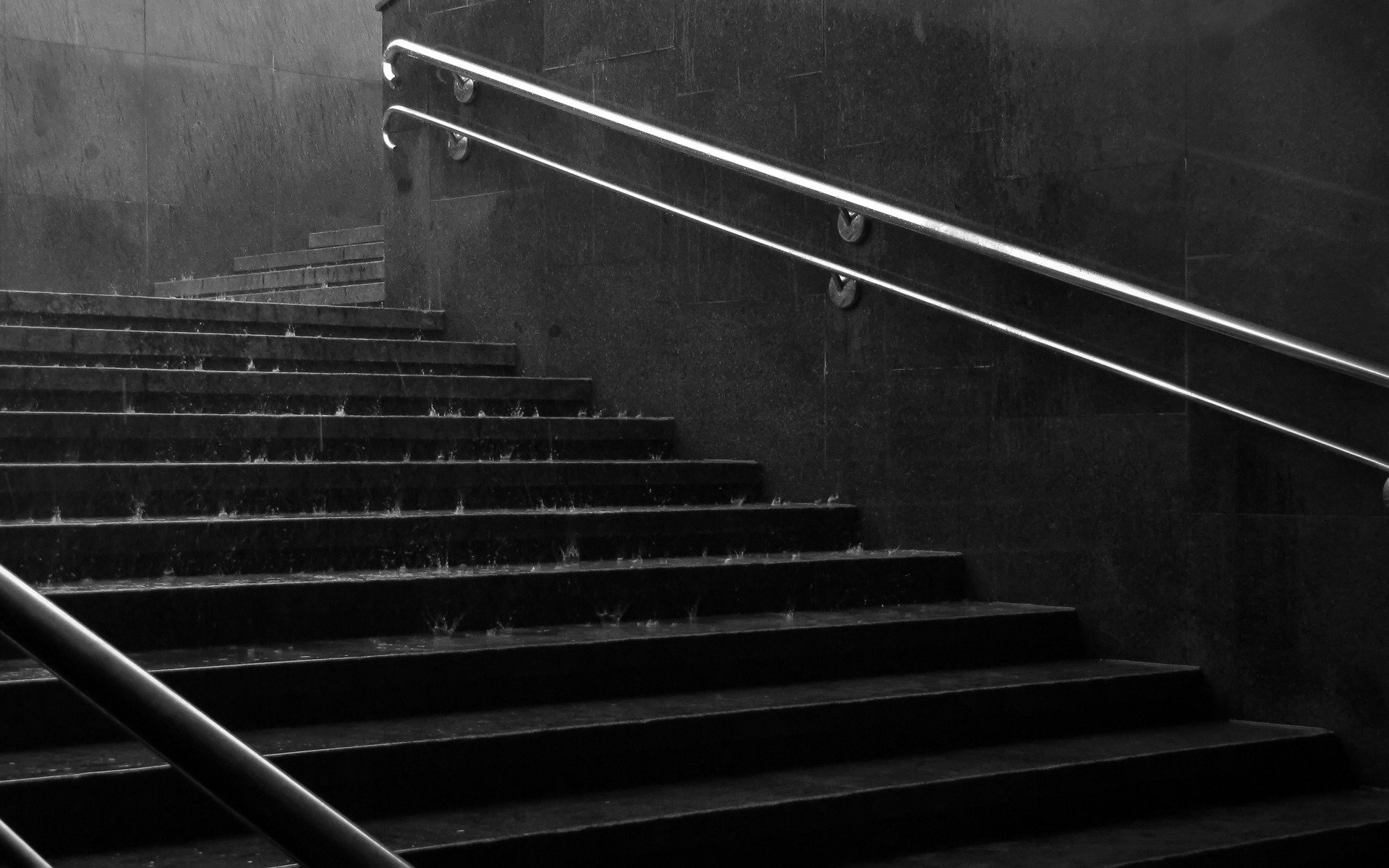 estado de ánimo lluvia paso subterráneo pasos subterráneos pasamanos manijas agua gotas peldaño peldaños escaleras escaleras paredes descenso ciudades