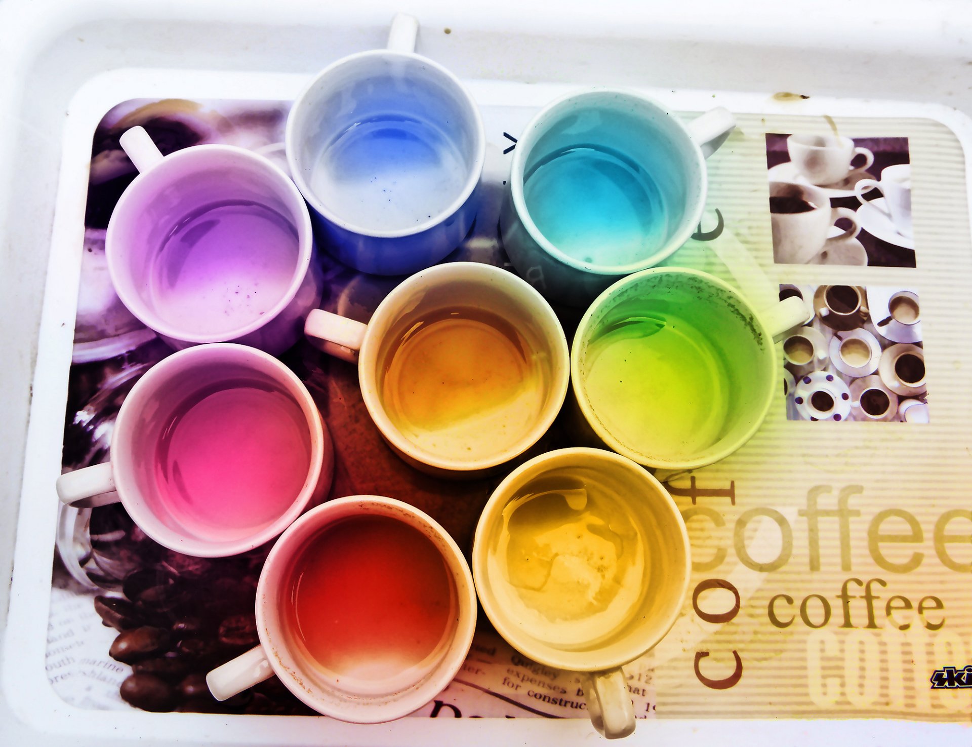 couleurs tasses arc-en-ciel plateau café