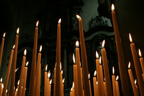 Bougies de cire allumées à la fête