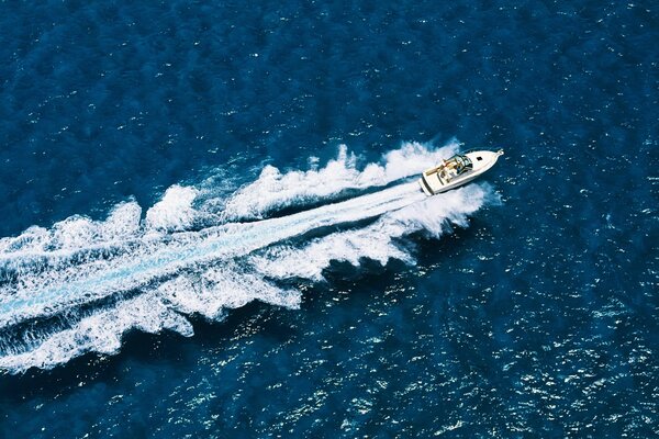 El barco navega a través de las olas