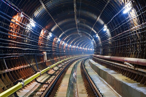 Тонель метро имеются рельсы